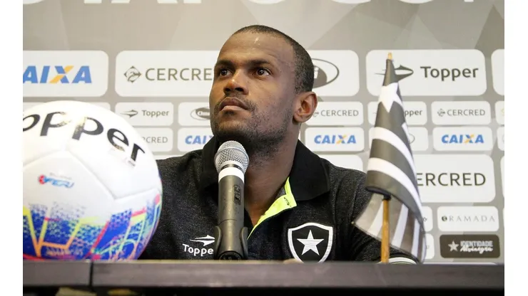 Foto: Vitor Silva/SSPress/Botafogo/Divulgação - Airton: volante relembrou sua passagem pelo Botafogo