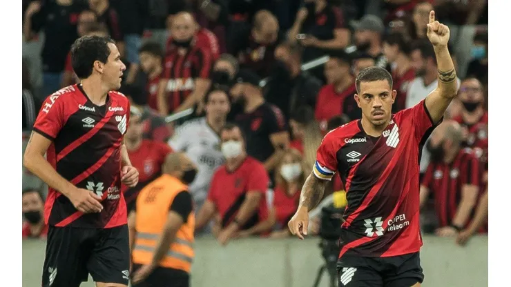 Foto: Robson Mafra/AGIF - Pablo e Terans: dupla deve ser titular do Athletico contra Fluminense