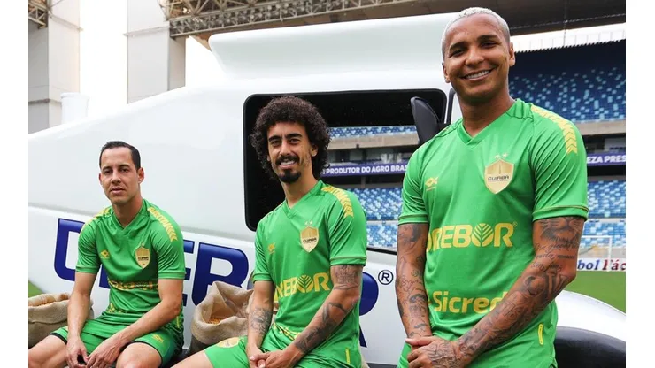 Foto: Divulgação / Twitter Oficial do Cuiabá EC - Deyverson e Valdívia estão na publicação de lançamento da camisa.