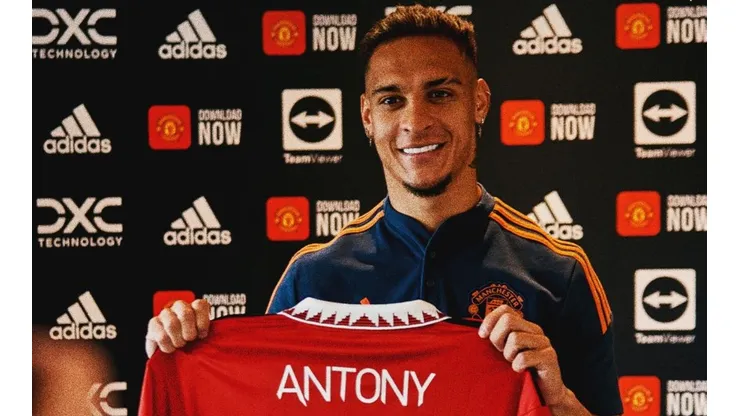 Divulgação/Manchester United Twitter. Antony foi apresentado como jogador dos Red Devils