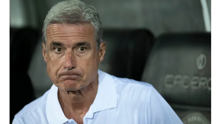 Luís Castro sob o comando do Botafogo (Foto: Jorge Rodrigues/AGIF)