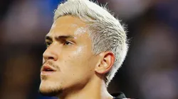 - Centroavante Pedro