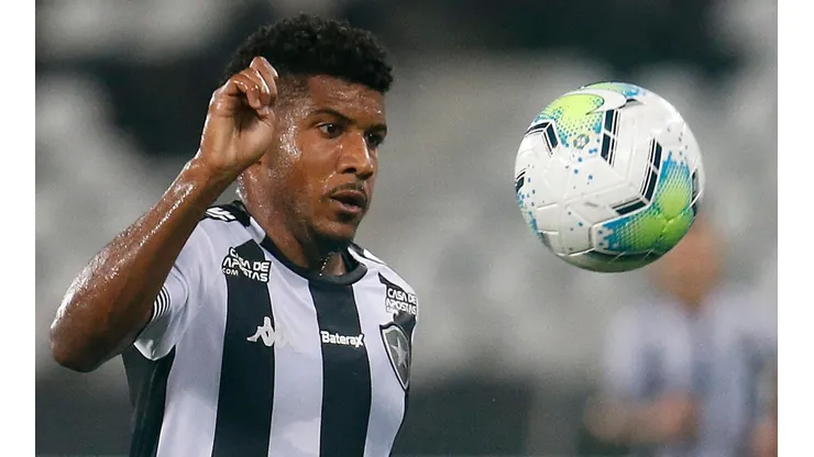 Rhuan com a camisa do Botafogo (Foto: Vitor Silva/Botafogo FR)
