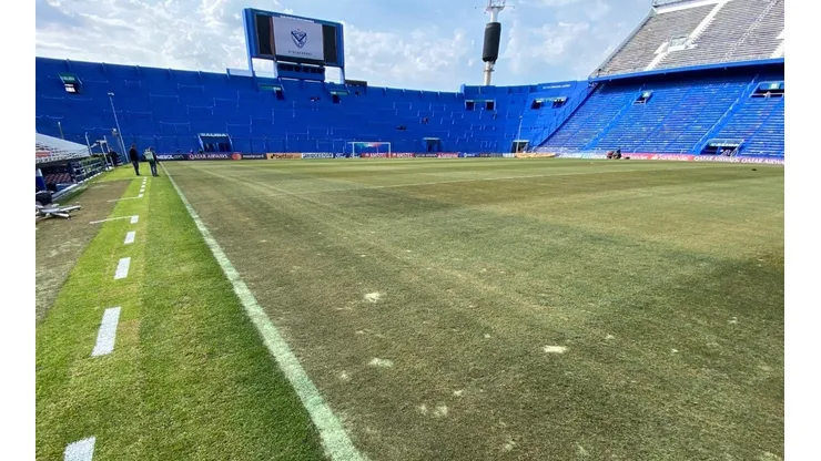 Foto: Reprodução Pedro Ivo Almeida no Twitter / @pedroivoalmeida - Gramados do campo do Vélez.