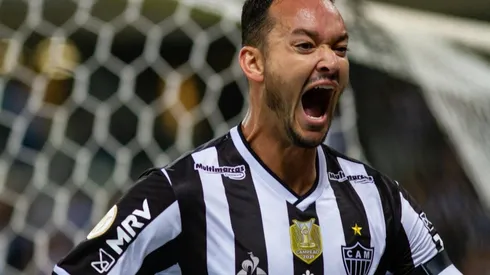 Fernando Moreno/AGIF - Réver sai em defesa de Vargas no Atlético