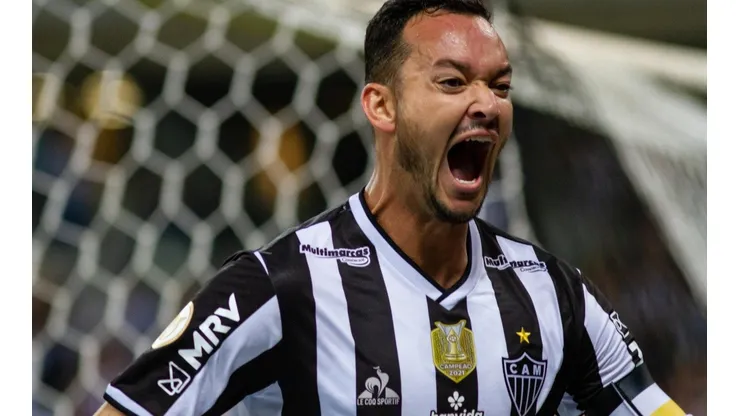 Fernando Moreno/AGIF - Réver sai em defesa de Vargas no Atlético