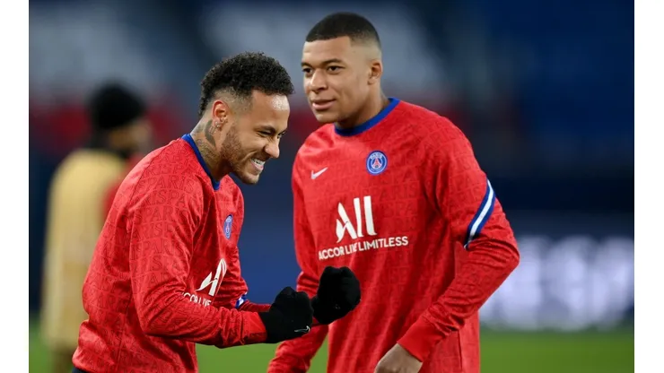 Foto: Matthias Hangst/Getty Images | Neymar pediu permissão a Mbappé para bater o pênalti