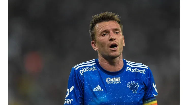 Thiago Ribeiro/AGIF. Antes questionado pela torcida celeste, Eduardo Brock é, atualmente, capitão do Cruzeiro em campo