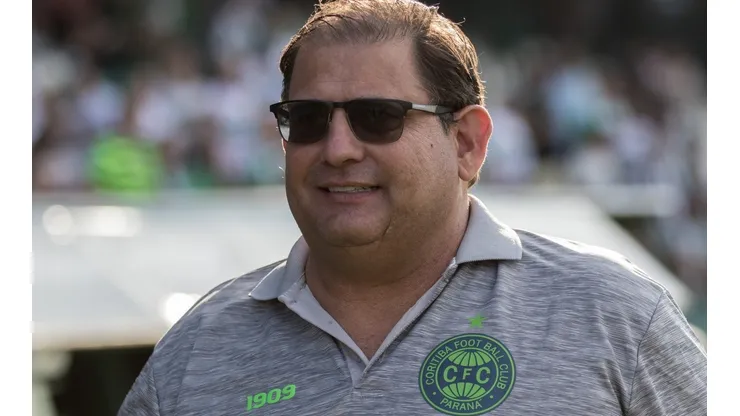 Agif/Robson Mafra - Guto Ferreira anima torcida no Coritiba
