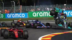 Hamilton e Alonso bateram ainda na primeira volta