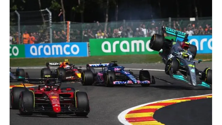 Hamilton e Alonso bateram ainda na primeira volta