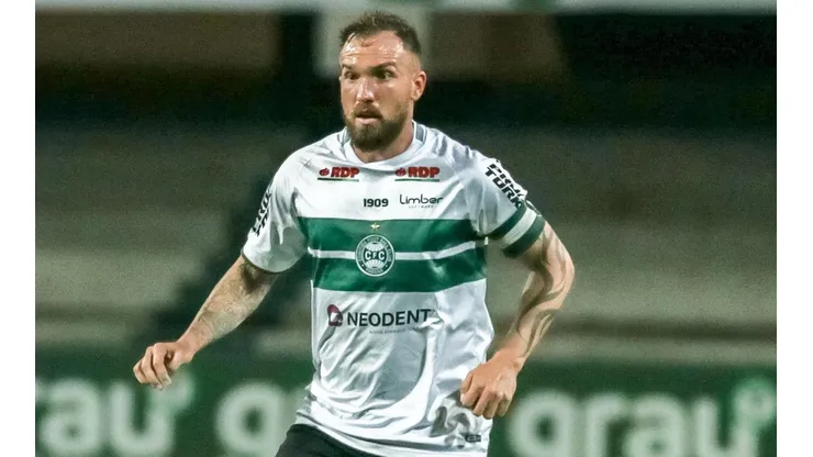 Foto: Robson Mafra/AGIF - Willian Farias: volante destacou a importância do jogo com Avaí para o Coritiba