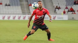 Renan Lodi em ação com a camisa do Athletico (Foto: Gabriel Machado/AGIF)