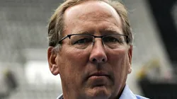 John Textor age nos bastidores após ação trabalhista de lateral-direito