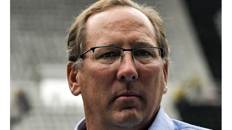 John Textor age nos bastidores após ação trabalhista de lateral-direito