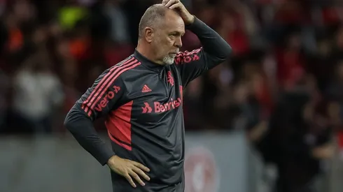 Foto: Pedro H. Tesch/AGIF - Mano Menezes defendeu Edenilson em meio a críticas da torcida do Inter
