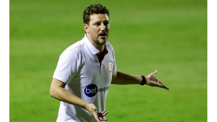 Foto: Rafael Vieira/AGIF - Elano se envolveu em polêmica com jogador do Náutico