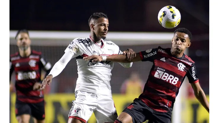 Alan Morici/AGIF - São Paulo e Flamengo em ação.