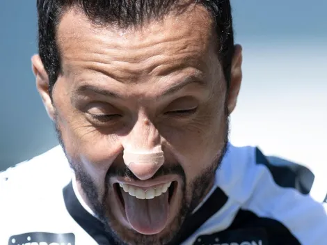 “Para ser capitão"; Torcida do Vasco pedem agentes que tirem medalhão do Fla para ser parça de Nenê