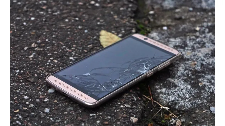 Celular explode enquanto criança de 6 anos assistia vídeos. Foto: Pixabay.
