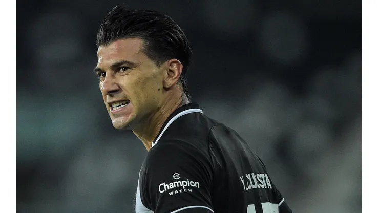 Foto: Thiago Ribeiro/AGIF | Cuesta teria sido agarrado pelo pescoço na reta final do primeiro tempo