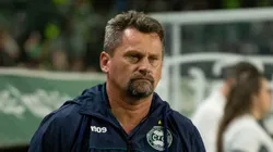 FÁBIO MATIAS, técnico do Coritiba, durante partida contra o América-MG no estádio Couto Pereira pelo Brasileirão Série B 2024. Foto: Giovani Baccin/AGIF