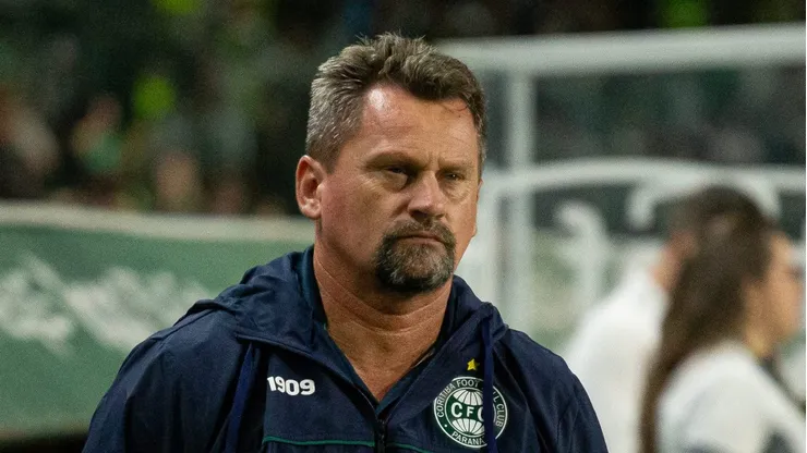 FÁBIO MATIAS, técnico do Coritiba, durante partida contra o América-MG no estádio Couto Pereira pelo Brasileirão Série B 2024. Foto: Giovani Baccin/AGIF