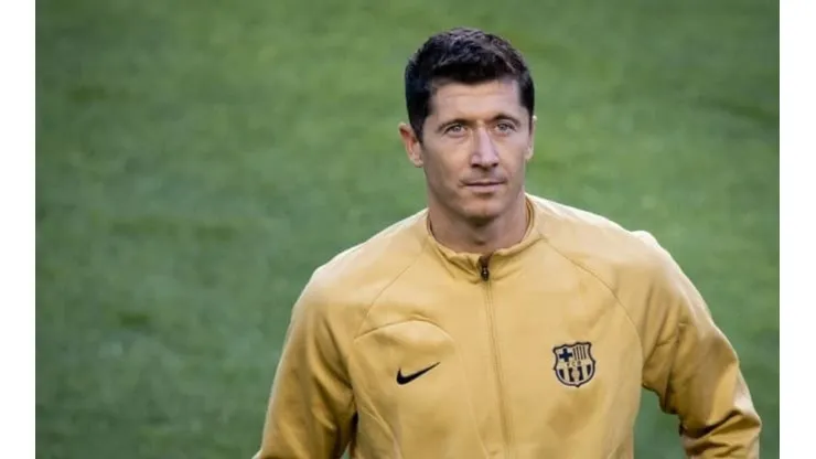 Getty Images North America - Lewandowski é roubado em frente ao CT do Barcelona