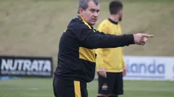 Celso da Luz/Criciúma EC/ "É assim que a gente vai trabalhar"; Tencati revela bastidores de conversa com elenco para voltar as vitórias.