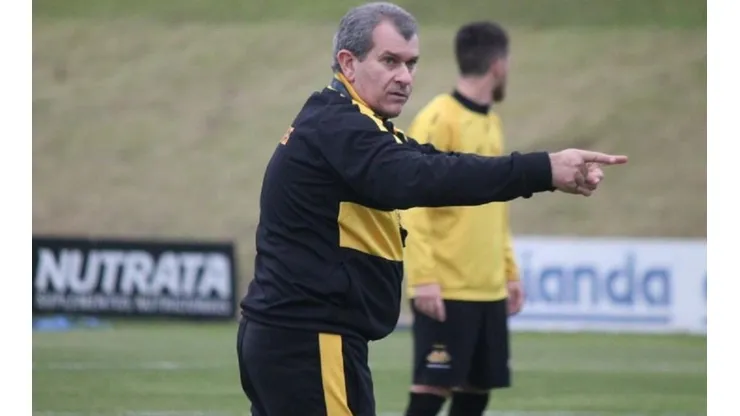 Celso da Luz/Criciúma EC/ "É assim que a gente vai trabalhar"; Tencati revela bastidores de conversa com elenco para voltar as vitórias.