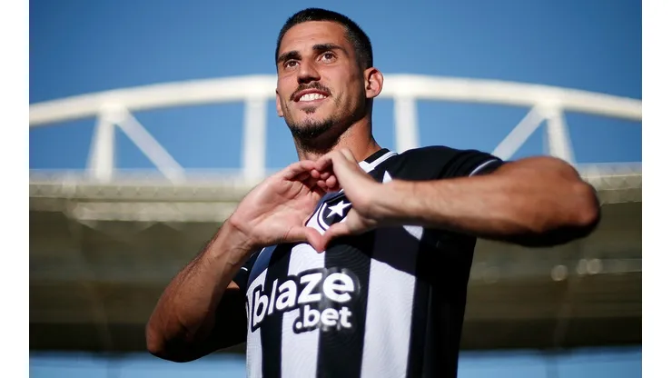 Foto: Vitor Silva/Botafogo - Gabriel Pires foi um dos meias trazidos pelo Botafogo, que não conseguiu fechar com Martín Ojeda