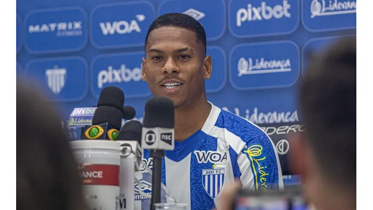 Foto: Leandro Boeira/ Avai FC | Lucas Silva foi apresentado na manhã desta quarta (17)