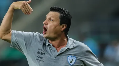 Pedro H. Tesch/AGIF. Adilson Batista não poupou críticas à arbitragem após o jogo