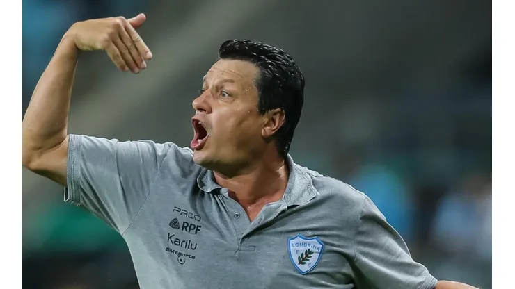 Pedro H. Tesch/AGIF. Adilson Batista não poupou críticas à arbitragem após o jogo