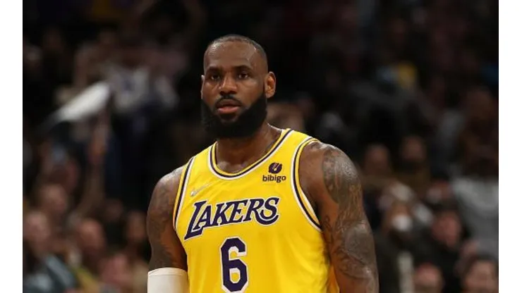 LeBron renovou por mais dois anos com os Lakers