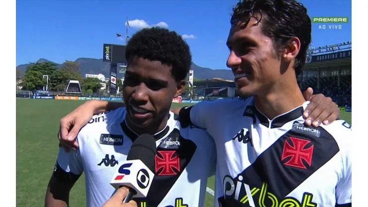 Foto: Reprodução Premiere | Andrey Santos e Marlon Gomes abraçados durante entrevista