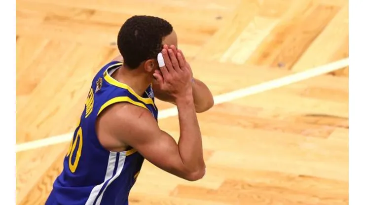Curry costuma fazer a comemoração na hora decisiva de jogos