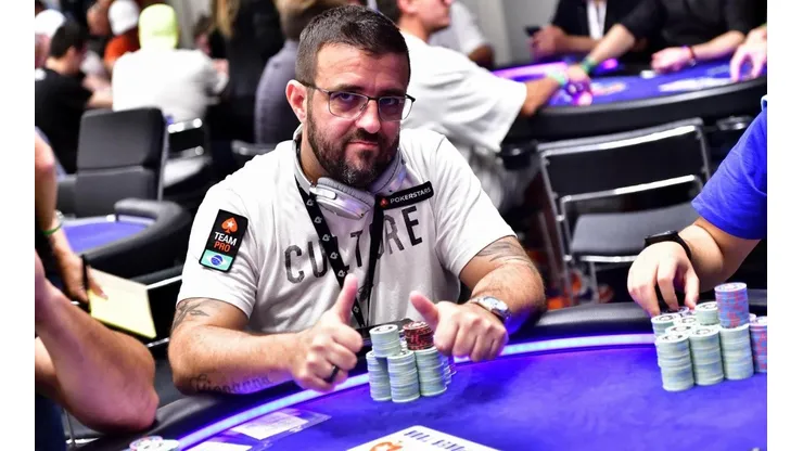 André Akkari durante o Dia 2 de torneio em Barcelona (Foto: Tomas Stacha/PokerStars)
