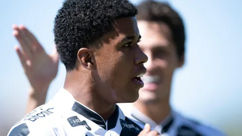 Foto: Jorge Rodrigues/AGIF – Andrey Santos: volante ainda não chegou a acordo com Vasco