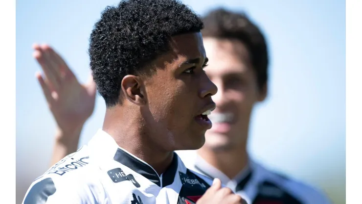 Foto: Jorge Rodrigues/AGIF - Andrey Santos: volante ainda não chegou a acordo com Vasco