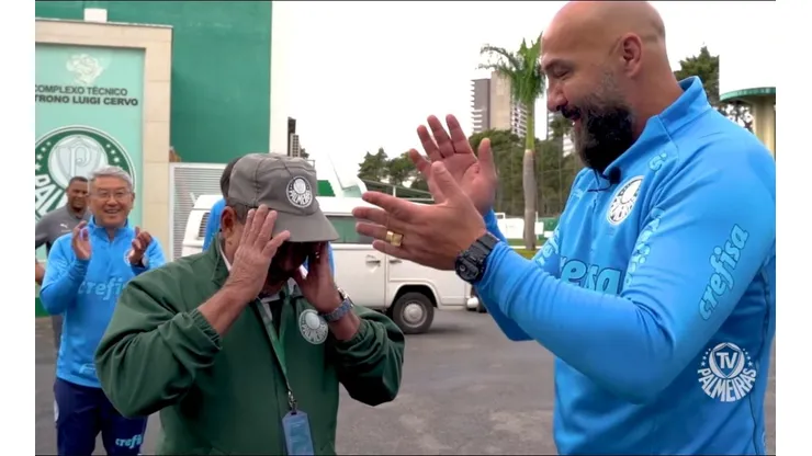 Foto: TV Palmeiras/FAM/YouTube - Funcionário do Palmeiras ganha surpresa após classificação na Libertadores