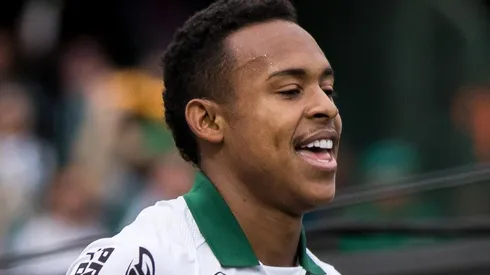 Foto: Robson Mafra/AGIF - Coxa não para em Paixão e encaminha saída de outro jovem