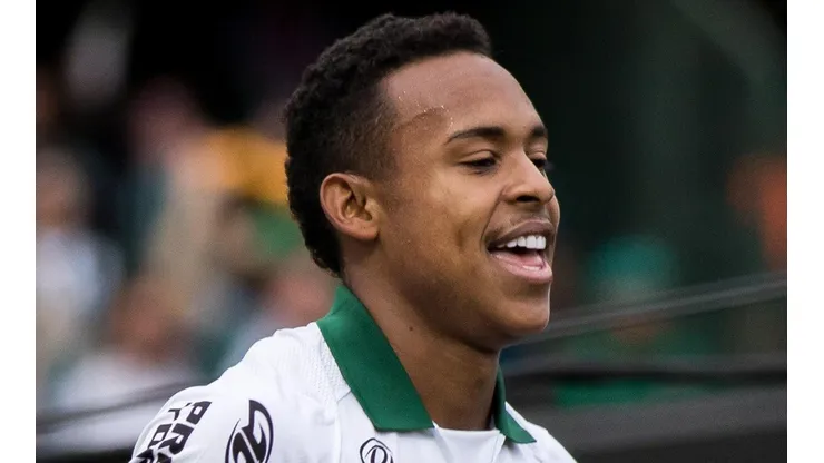 Foto: Robson Mafra/AGIF - Coxa não para em Paixão e encaminha saída de outro jovem