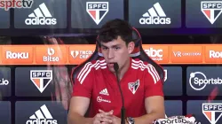 Reprodução TV SPFCTV/ "Ganhou a Libertadores e o Mundial em 2005"; Ferraresi explica foto de infância com a camisa do São Paulo.