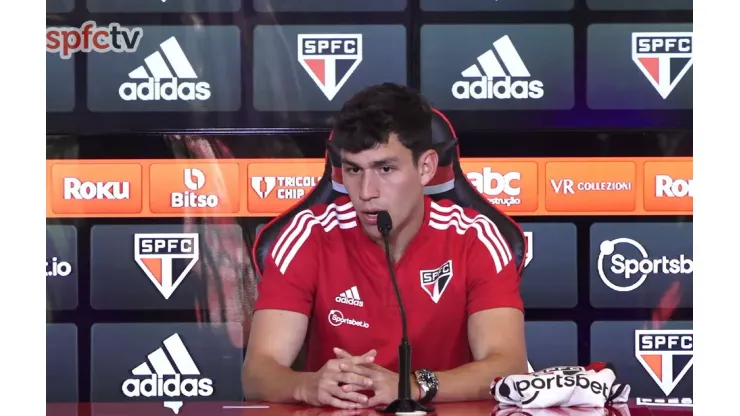 Reprodução TV SPFCTV/ "Ganhou a Libertadores e o Mundial em 2005"; Ferraresi explica foto de infância com a camisa do São Paulo.