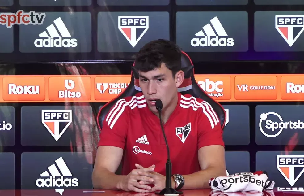 Reprodução TV SPFCTV/ “Ganhou a Libertadores e o Mundial em 2005”; Ferraresi explica foto de infância com a camisa do São Paulo.