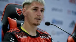 Flickr Oficial do time: Marcelo Cortes/Flickr Oficial Flamengo - Guillermo Varela fica sabendo quando deve jogar com o Flamengo