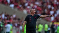 Agif/Thiago Ribeiro - Felipão tenta controlar vestiário após goleada para o Flamengo