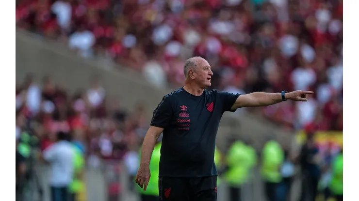 Agif/Thiago Ribeiro - Felipão tenta controlar vestiário após goleada para o Flamengo