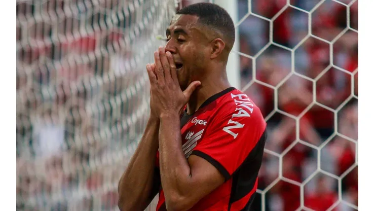 Foto: Gabriel Machado/AGIF - Erick: volante lamentou erros do Athletico no Maracanã